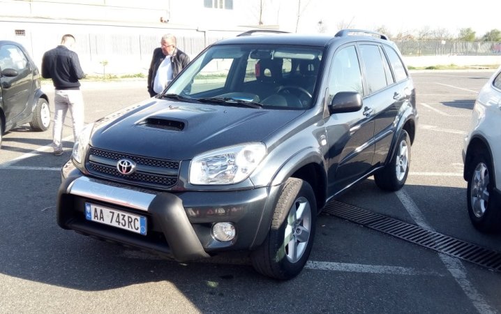Tirane, shes SUV | Xhip Toyota Rav4 2.0 Viti 2005 Nafte, blu e errët manuale Klima 253.000 km 4.700 €