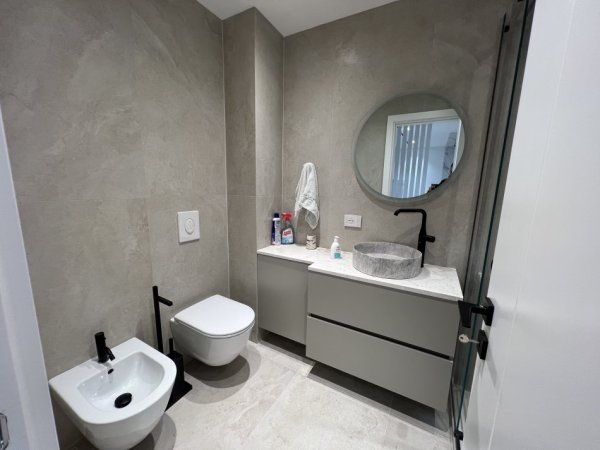 Tirane, jepet me qera apartament 1+1+Ballkon Kati 4, 80 m² 900 € 