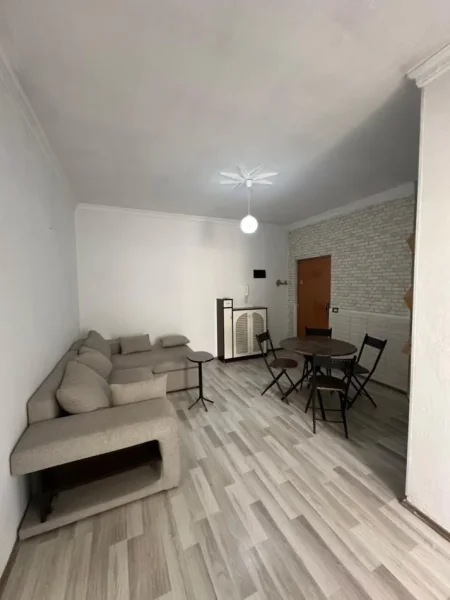 Tirane, jepet me qera apartament 1+1+Ballkon Kati 4, 60 m² 350 € (Rruga Tom Plezha)