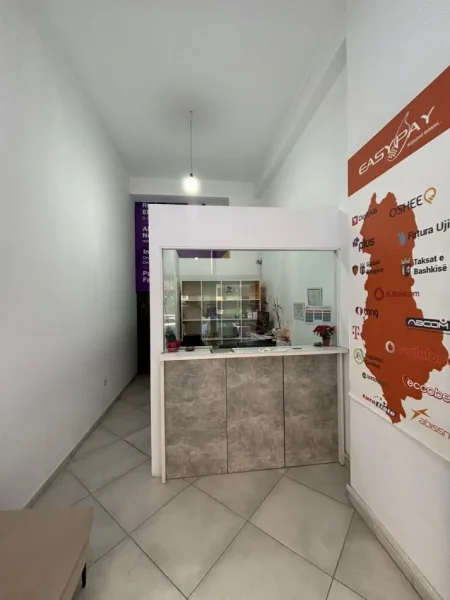 Tirane, shitet dyqan , 30 m² (Tek rrethi)