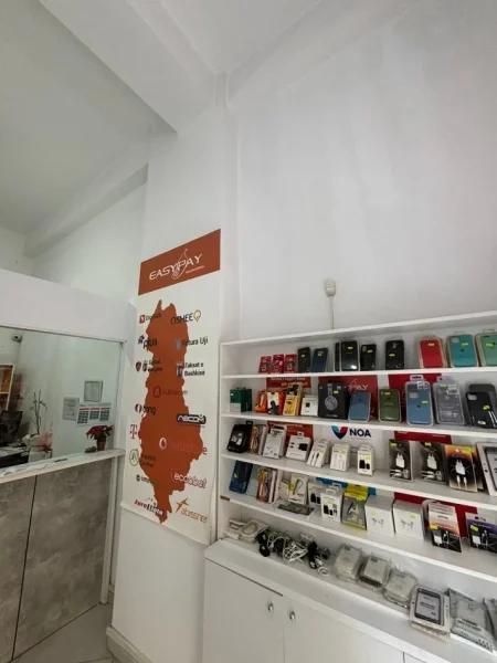 Tirane, shitet dyqan , 30 m² (Tek rrethi)