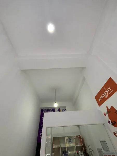 Tirane, shitet dyqan , 30 m² (Tek rrethi)