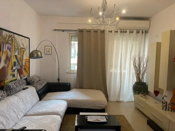 Tirane, jepet me qera apartament 2+1+Ballkon Kati 5, 110 m² 600 € (Ish Parku i Autobusave)