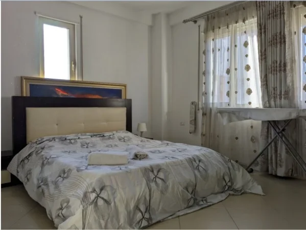 Tirane, jepet me qera apartament 2+1+Ballkon Kati 5, 110 m² 600 € (Ish Parku i Autobusave)