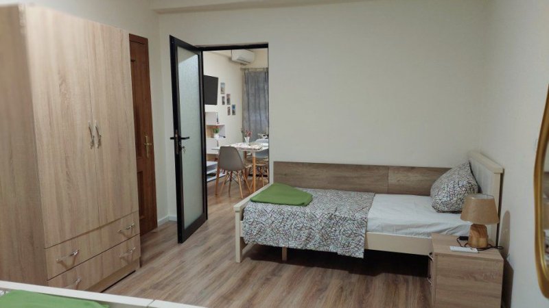 Tirane, jepet me qera apartament 1+1+Ballkon Kati 1, 60 m² 600 € (rruga myslym shyri)