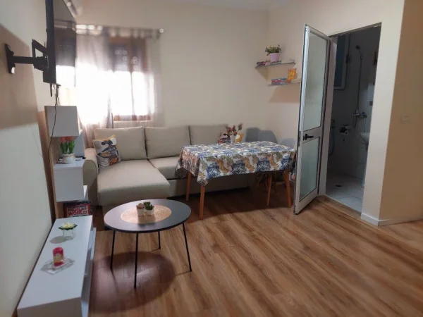 Tirane, jepet me qera apartament 1+1+Ballkon Kati 1, 60 m² 600 € (rruga myslym shyri)