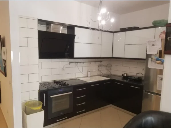 Tirane, jepet me qera apartament 2+1+Ballkon Kati 5, 110 m² 600 € (Ish Parku i Autobusave)