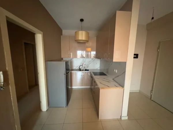 Tirane, jepet me qera apartament 1+1 , 115 m² 450 € (Yzberisht)