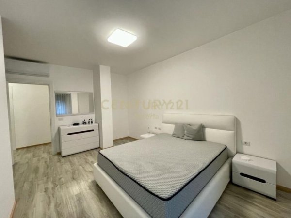 Tirane, jepet me qera apartament 3+1+Ballkon Kati 2, 130 m² 1.000 € (21 dhjetori)