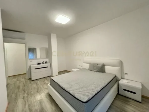 Tirane, jepet me qera apartament 3+1+Ballkon Kati 2, 130 m² 1.000 € (21 dhjetori)