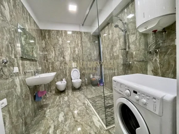 Tirane, jepet me qera apartament 3+1+Ballkon Kati 2, 130 m² 1.000 € (21 dhjetori)