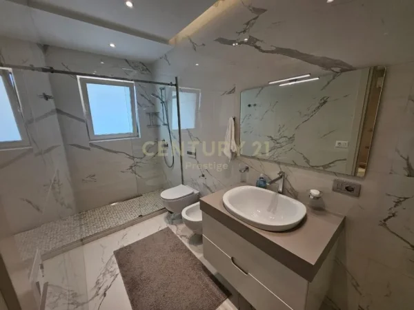 Tirane, jepet me qera apartament 2+1+Ballkon Kati 4, 110 m² 1.400 € (Rruga e Elbasanit)
