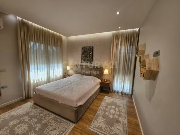 Tirane, jepet me qera apartament 2+1+Ballkon Kati 4, 110 m² 1.400 € (Rruga e Elbasanit)