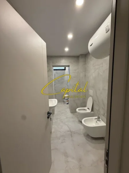 Tirane, jepet me qera zyre Kati 0, 80 m² 1.500 € (ISH BLLOKU)