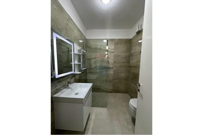 Tirane, jepet me qera apartament 1+1+Ballkon Kati 5, 75 m² 700 € (Kompleksi Delijorgji)