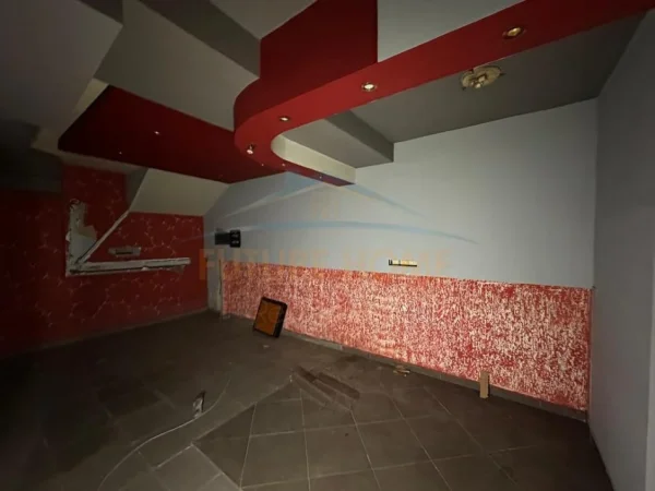 Tirane, jepet me qera magazine Kati -1, 112 m² 700 € (Shkolla e kuqe)