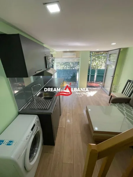 Tirane, jepet me qera apartament 1+1 Kati 1, 55 m² 500 € (Tek 21 Dhjetori, Rruga Frosina Plaku)