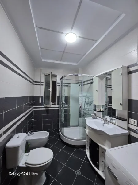 Tirane, jepet me qera apartament 2+1+Aneks+Ballkon Kati 5, 100 m² 600 € (Rezidenca Alba)