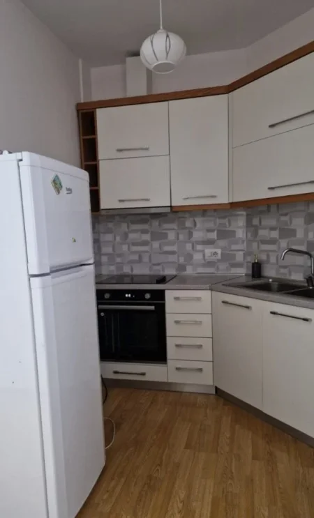 Tirane, jepet me qera apartament 1+1 Kati 1, 68 m² 500 € (Don Bosko)