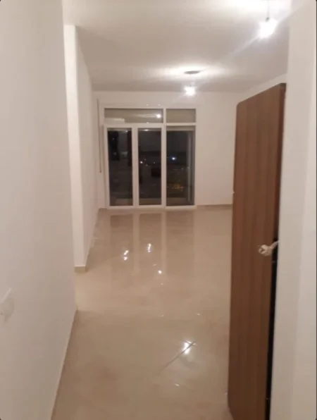 Tirane, jepet me qera apartament 2+1 Kati 5, 95 m² 600 € (FUSHA E AVIAIONIT)