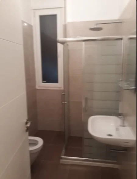 Tirane, jepet me qera apartament 2+1 Kati 5, 95 m² 600 € (FUSHA E AVIAIONIT)