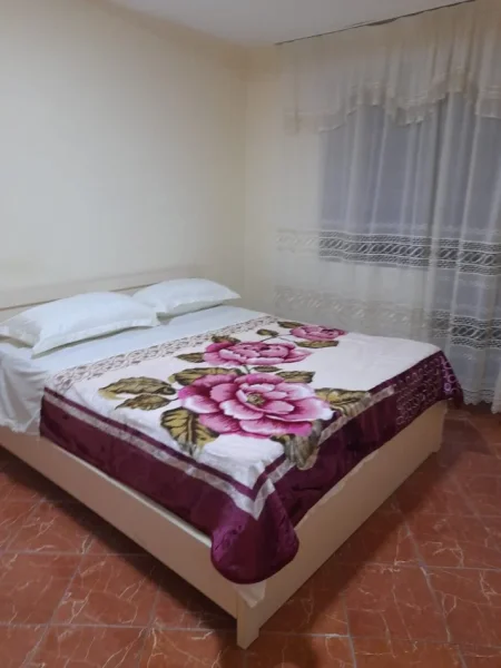 Tirane, jepet me qera apartament 2+1+Ballkon Kati 1, 80 m² 430 € (brryl)