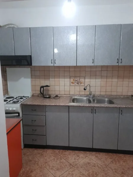 Tirane, jepet me qera apartament 2+1+Ballkon Kati 1, 80 m² 430 € (brryl)