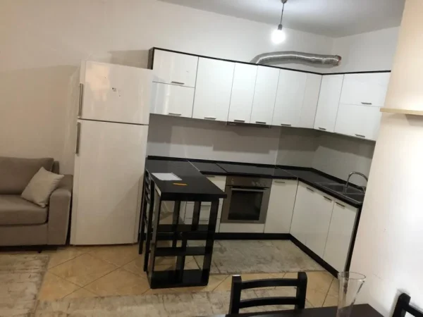 Tirane, jepet me qera apartament 1+1+Ballkon Kati 2, 60 m² 600 € (qender)