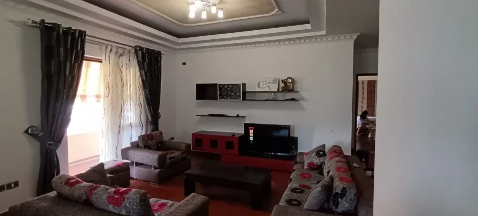 Tirane, jepet me qera apartament 3+1 Kati 2, 180 m² 600 € (Ali Demi,)