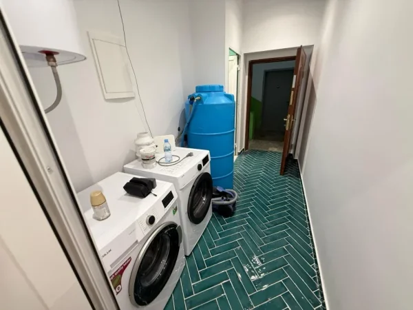 Tirane, shitet apartament 1+1 Kati 5, 74 m² 220.000 € (Shallvaret, Prane Qendres)