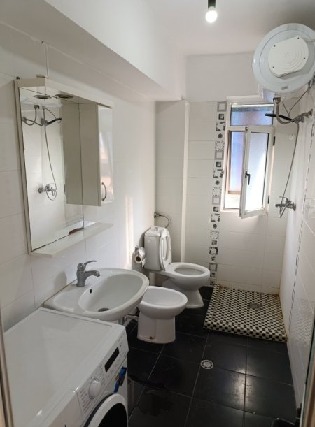 Durres, jepet me qera apartament 1+1+Aneks+Ballkon Kati 5, 57 m² 250 € (Rruga Paskal Prodani)
