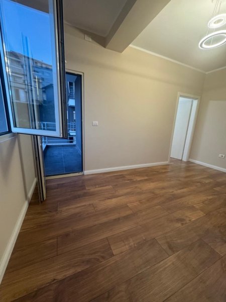 Tirane, shitet apartament 2+1+Ballkon Kati 2, 80 m² 113.000 € (Rruga Aleksander Konda)