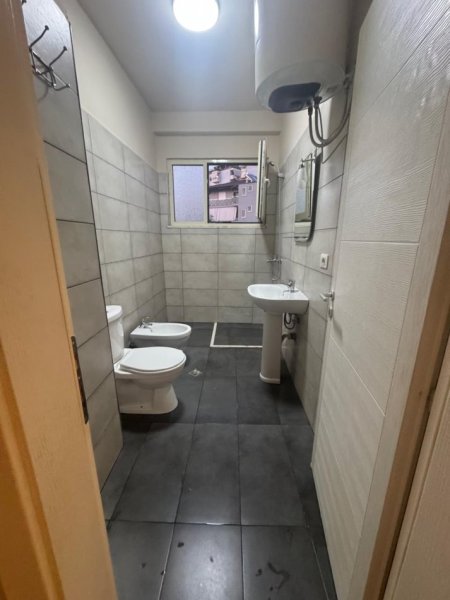 Tirane, shitet apartament 2+1+Ballkon Kati 2, 80 m² 113.000 € (Rruga Aleksander Konda)
