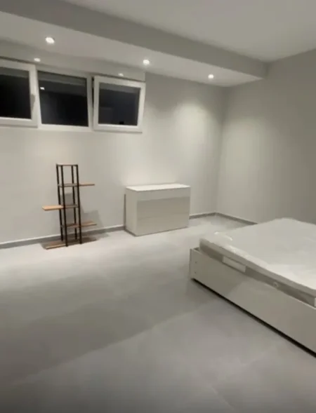 Tirane, jepet me qera apartament 1+1+Ballkon Kati 0, 60 m² 450 € (rruga kryesore tek kryqezimi shkolla Bashkuar Pallati i ri Me administrim)