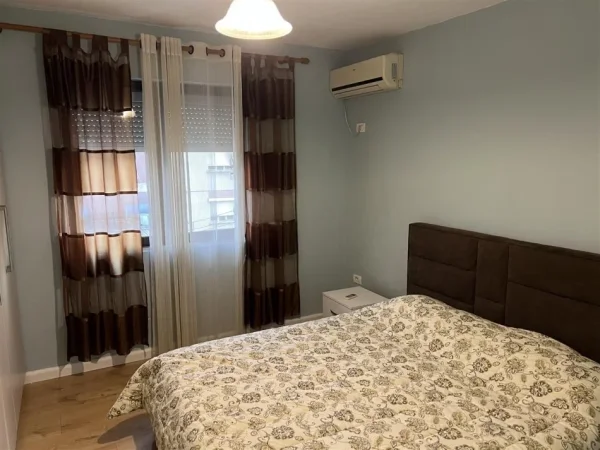Tirane, jap me qera apartament 1+1+Ballkon Kati 4, 67 m² (21 Dhjetori, afer shkolles Naim Frasheri)