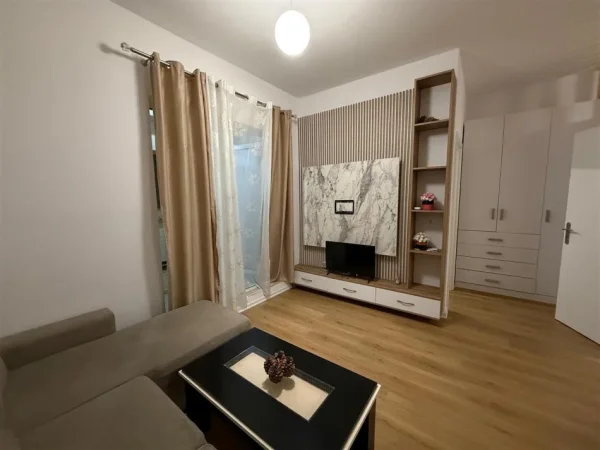 Tirane, jepet me qera apartament 1+1+Ballkon Kati 4, 60 m² 400 € (Ali Demi)