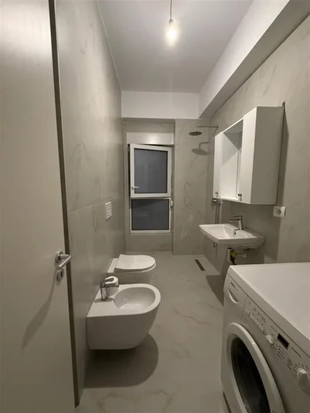 Tirane, jepet me qera apartament 1+1+Ballkon Kati 4, 60 m² 400 € (Ali Demi)