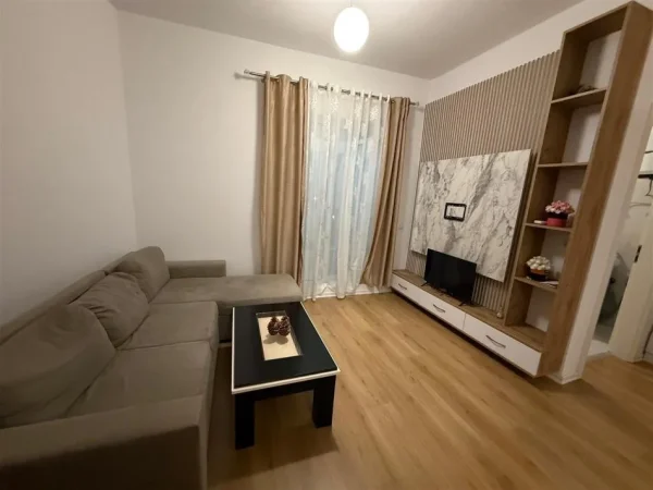Tirane, jepet me qera apartament 1+1+Ballkon Kati 4, 60 m² 400 € (Ali Demi)