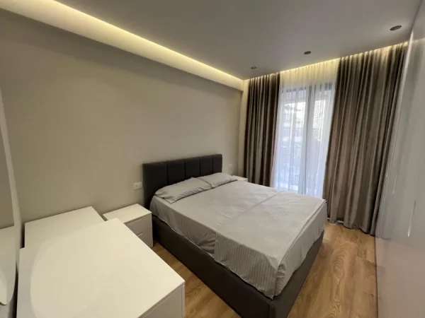 Tirane, jepet me qera apartament 1+1 Kati 1, 70 m² 600 € (astir)