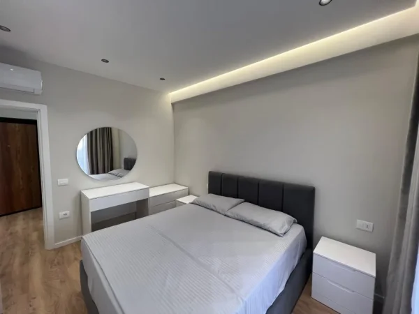 Tirane, jepet me qera apartament 1+1 Kati 1, 70 m² 600 € (astir)