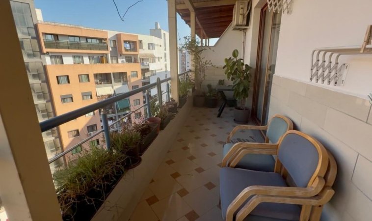 Tirane, jepet me qera apartament 3+1+Ballkon Kati 8, 600 € (Rr.Aleksandri i madh. Pall. EVEREST.)