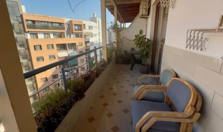 Tirane, jepet me qera apartament 3+1+Ballkon Kati 8, 600 € (Rr.Aleksandri i madh. Pall. EVEREST.)