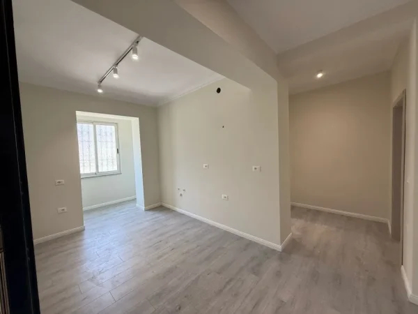 Tirane, jepet me qera apartament 2+1 Kati 0, 80 m² 1.500 € (blloku)