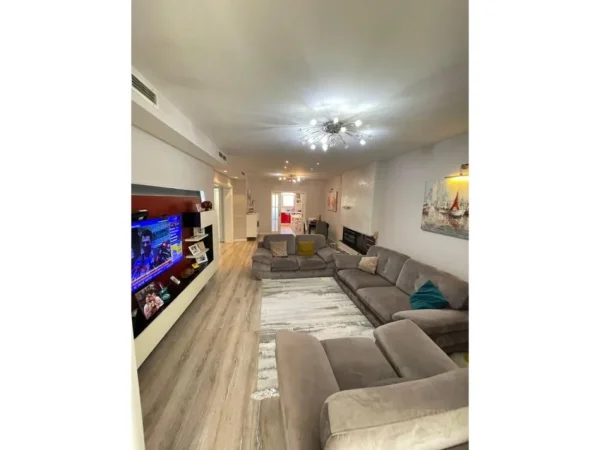 Tirane, shes apartament 3+1 Kati 4, 180 m² 320.000 € (21 dhjetori)