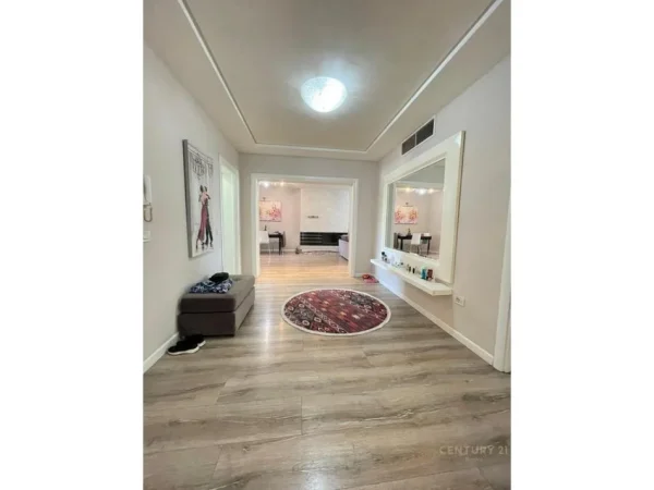 Tirane, shes apartament 3+1 Kati 4, 180 m² 320.000 € (21 dhjetori)