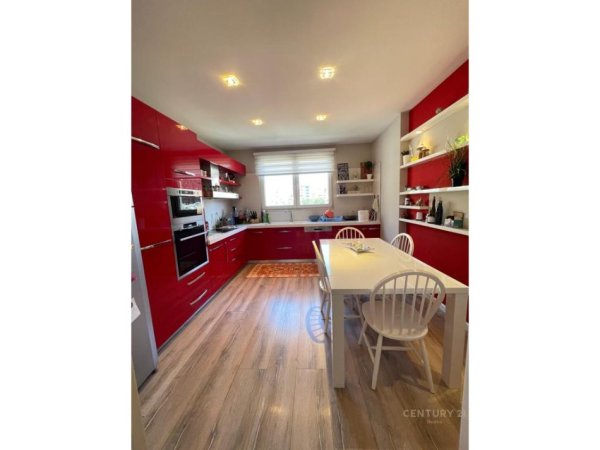 Tirane, shes apartament 3+1 Kati 4, 180 m² 320.000 € (21 dhjetori)