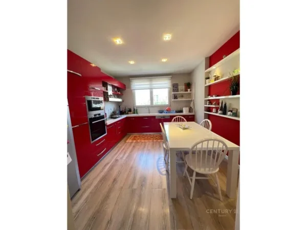 Tirane, shes apartament 3+1 Kati 4, 180 m² 320.000 € (21 dhjetori)