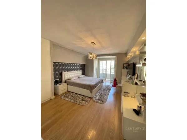 Tirane, shes apartament 3+1 Kati 4, 180 m² 320.000 € (21 dhjetori)