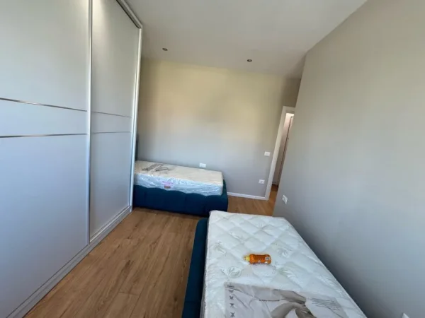 Tirane, jepet me qera apartament 2+1 Kati 1, 100 m² 750 € (ish fusha e aviacionit)