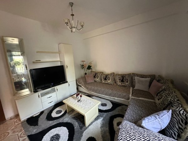 Tirane, jepet me qera shtepi 1+1 Kati 1, 60 m² 270 € ( JEPET ME QERA SUPER HYRJE 1+1 E MOBILUAR NË ALI DEM!)